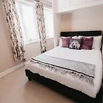 Booker Avenue House - 4 Bedroom House With Garden And Parking