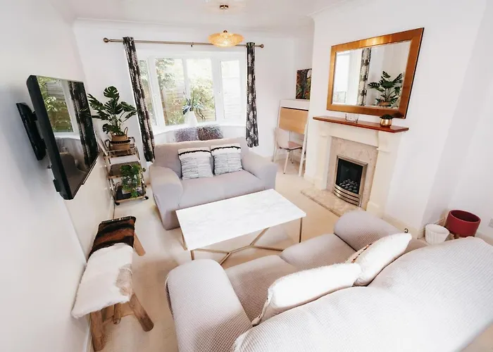 Booker Avenue House - 4 Bedroom House With Garden And Parking